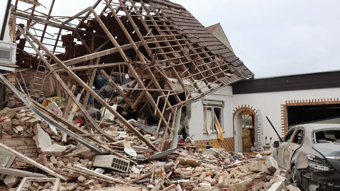 Die Ursache für die Explosion war zunächst unklar. - Bild: René Priebe/dpa