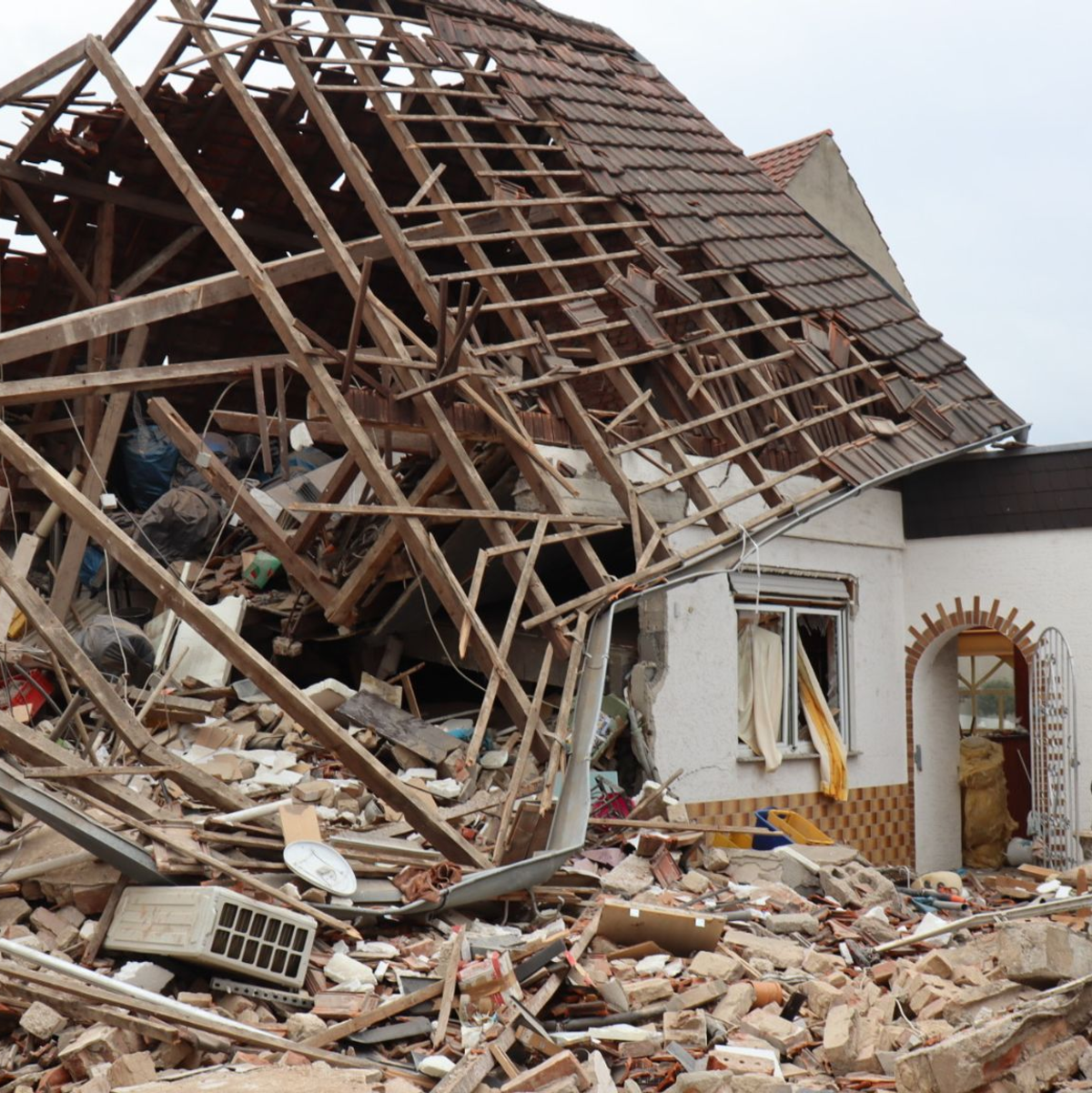 Die Ursache für die Explosion war zunächst unklar. - Foto: René Priebe/dpa