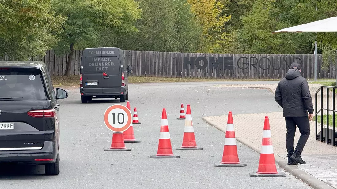 Treffpunkt Franken: Der erkrankte Nick Woltemade saß in keinem der Kleinbusse, die in Herzogenaurach vorfuhren.  - Bild: Klaus Bergmann/dpa