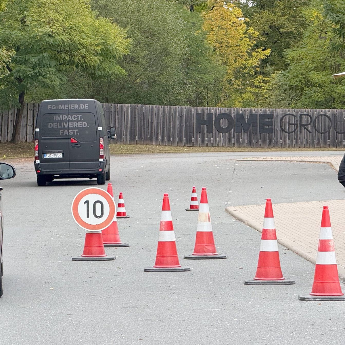 Treffpunkt Franken: Der erkrankte Nick Woltemade saß in keinem der Kleinbusse, die in Herzogenaurach vorfuhren.  - Foto: Klaus Bergmann/dpa