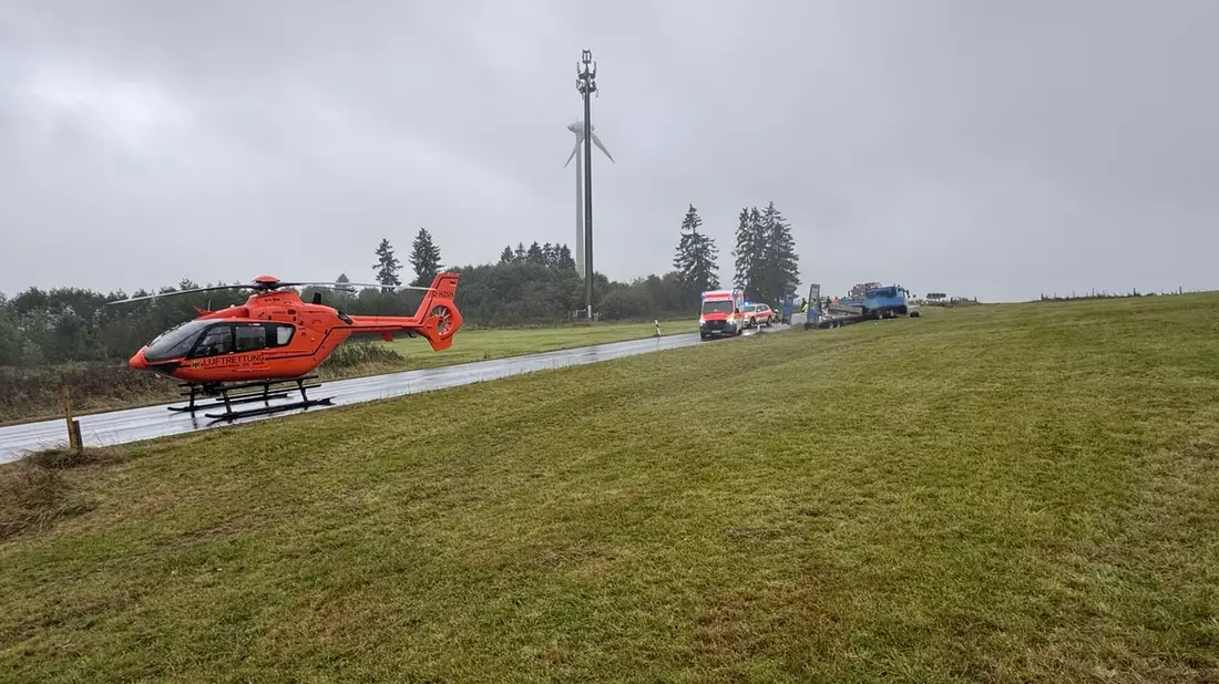 FW VG Westerburg: Verkehrsunfall zwischen PKW und LKW-Gespann - PKW-Fahrerin wird schwerverletzt - Bild: presseportal.de