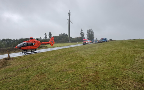 FW VG Westerburg: Verkehrsunfall zwischen PKW und LKW-Gespann - PKW-Fahrerin wird schwerverletzt - Foto: presseportal.de
