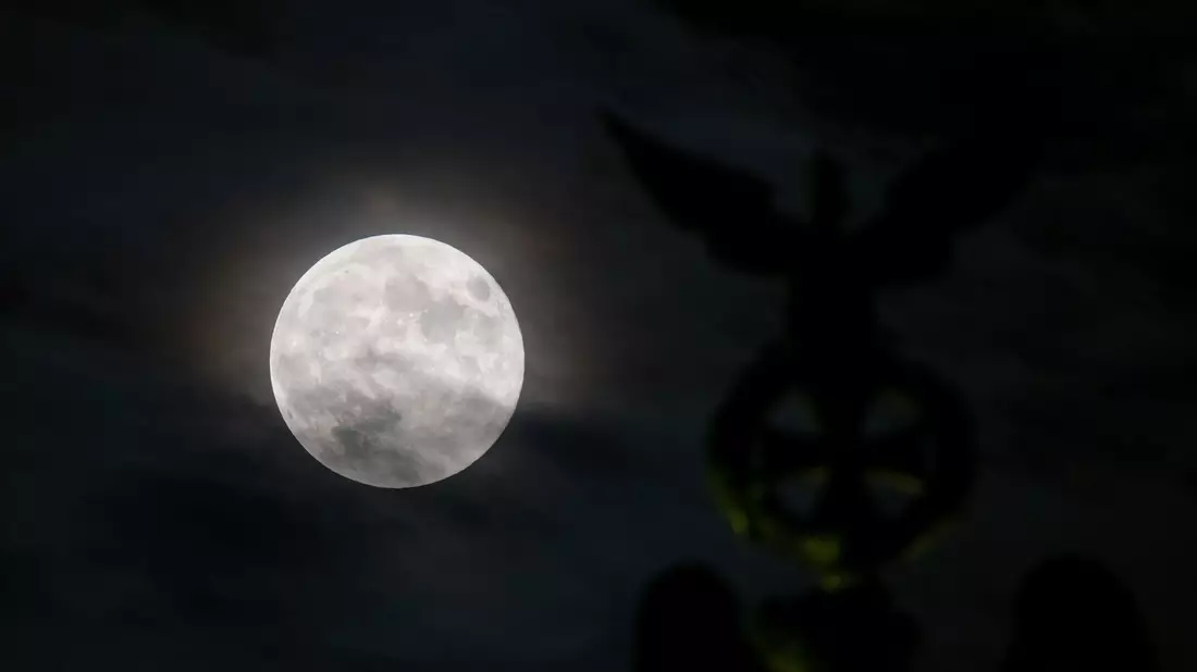 Der Mond kommt der Erde näher. (Archivbild) - Bild: Soeren Stache/dpa