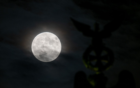 Der Mond kommt der Erde näher. (Archivbild) - Foto: Soeren Stache/dpa