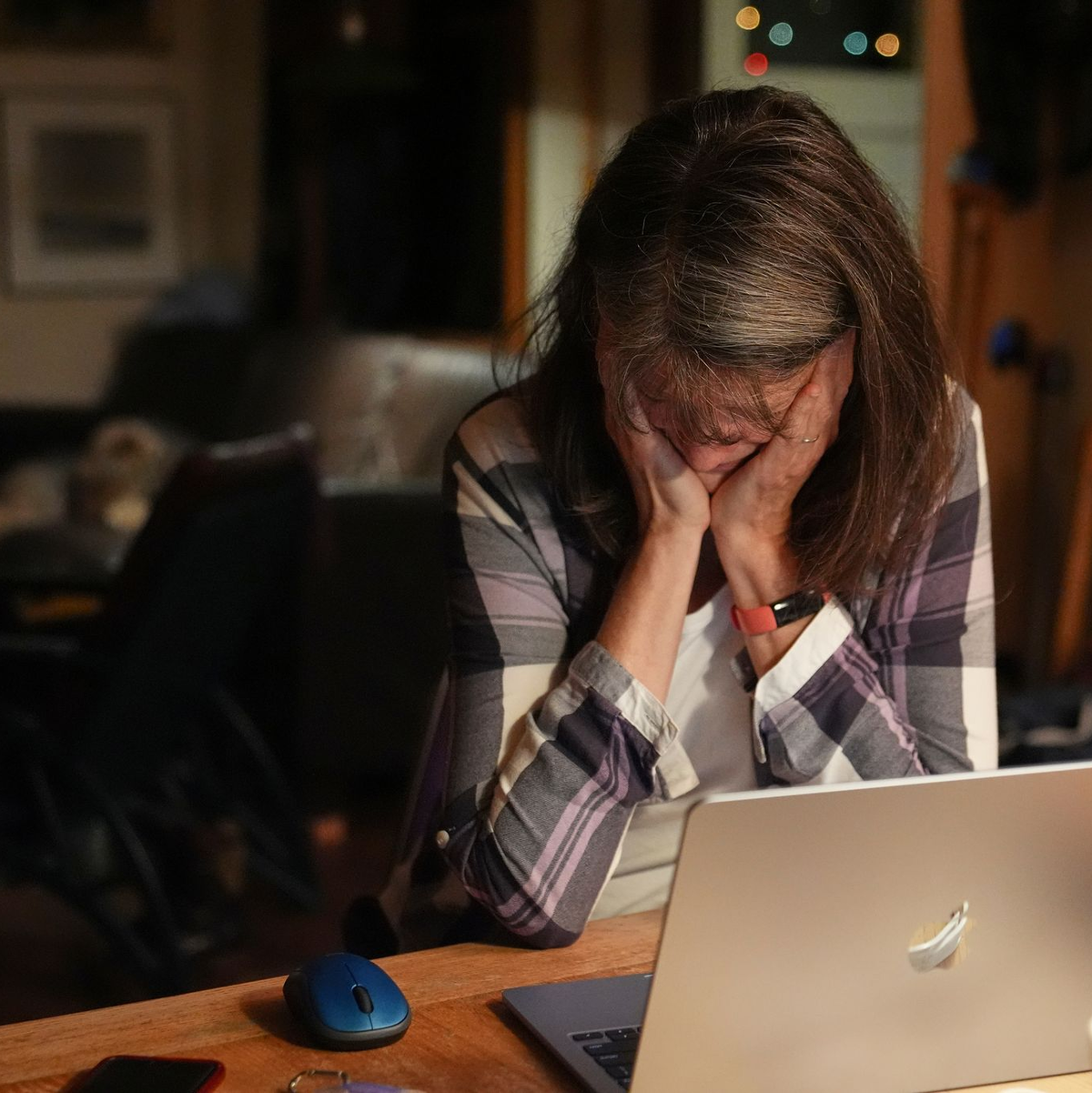 Mary E. Brunkow wird emotional, als sie von der Verleihung des Nobelpreises für Medizin 2025 erfährt. - Foto: Lindsey Wasson/AP/dpa
