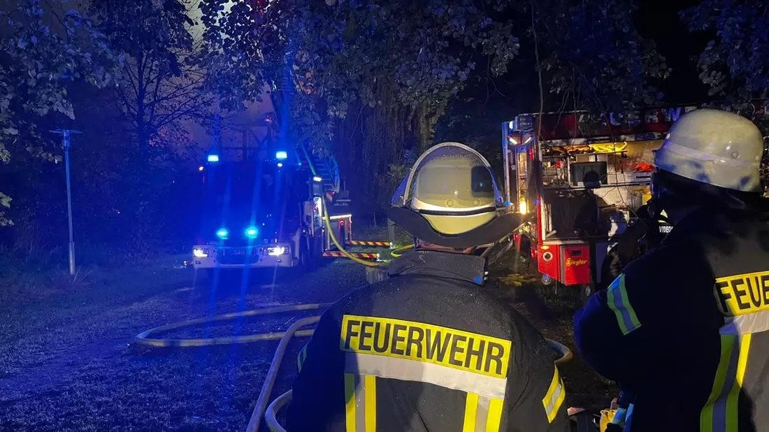 FW Lüchow-Dannenberg: +++ Feuer zerstört Nebengebäude am Jagdschloss Göhrde +++ Großeinsatz mit über 200 Einsatzkräften dauert die ganze Nacht +++ - Bild: presseportal.de