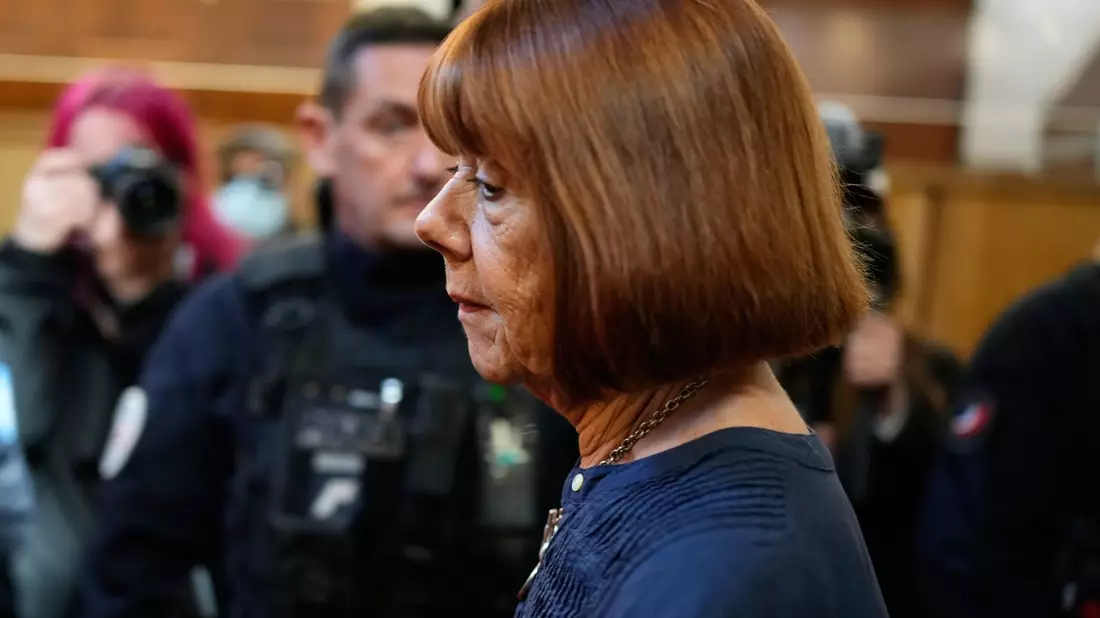 Gisèle Pelicot hat darauf bestanden, dass der Prozess zu ihrem jahrelangen Missbrauch öffentlich geführt wird. - Bild: Lewis Joly/AP/dpa