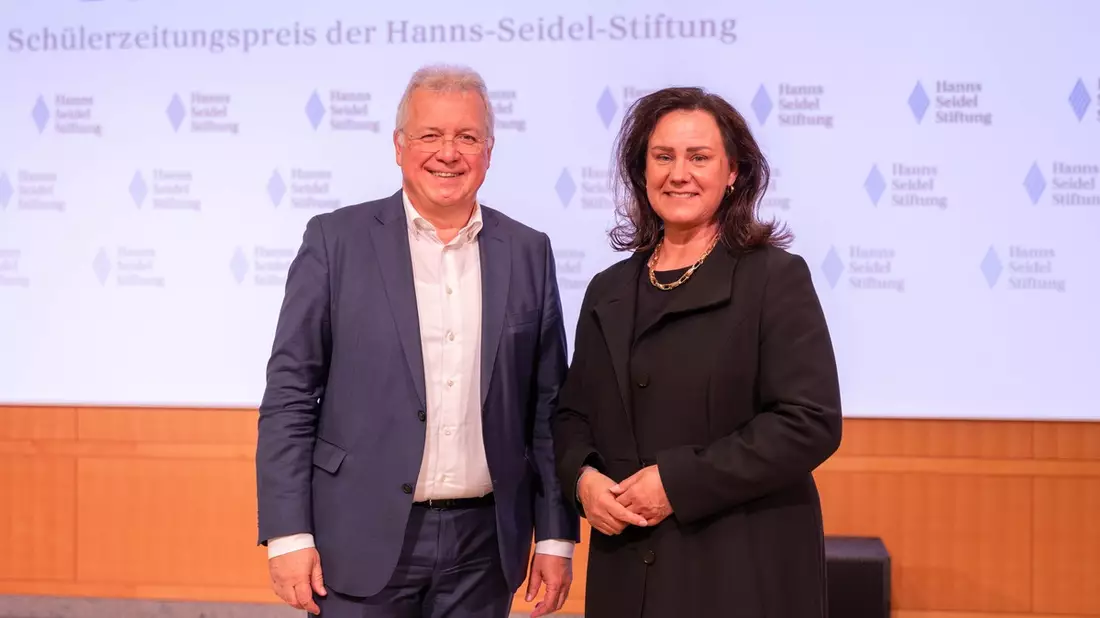 DIE RAUTE - ein Statussymbol für Schülerzeitungsredaktionen / Hanns-Seidel-Stiftung verleiht Preise an Schulen / Markus Ferber: Demokratie braucht Journalismus - Bild: presseportal.de