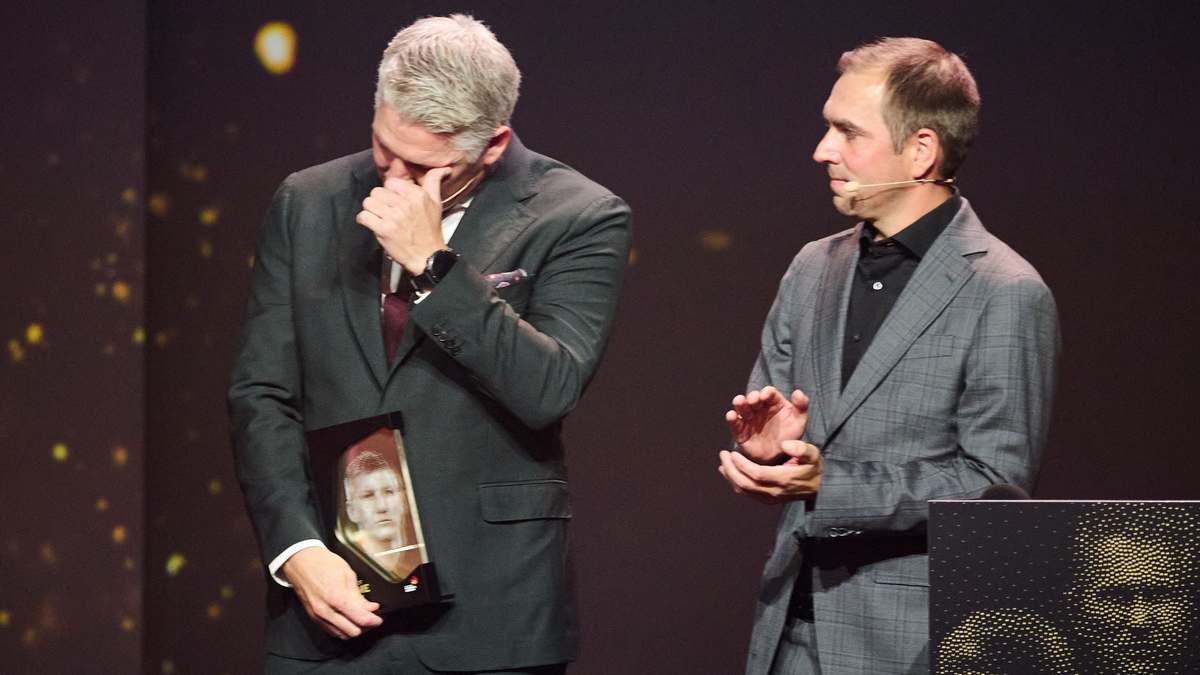 Horst Hrubesch (M) hatte bei seiner Ehrung gute Laune. - Foto: Bernd Thissen/dpa