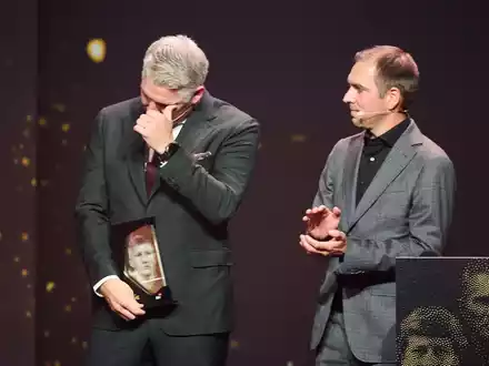 Horst Hrubesch (M) hatte bei seiner Ehrung gute Laune. - Foto: Bernd Thissen/dpa