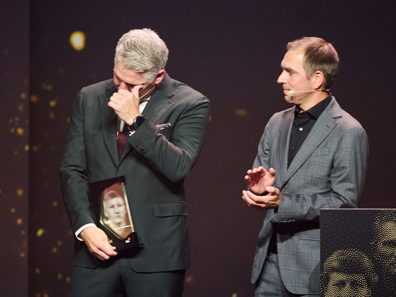 Horst Hrubesch (M) hatte bei seiner Ehrung gute Laune. - Foto: Bernd Thissen/dpa