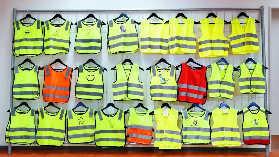 ADAC prüft Kinderwarnwesten: Vorsicht beim Onlinekauf / Mehr als die Hälfte der Westen reflektiert nicht oder zu wenig / ADAC setzt sich für Verkaufsverbot von 13 Produkten ein - Bild: presseportal.de