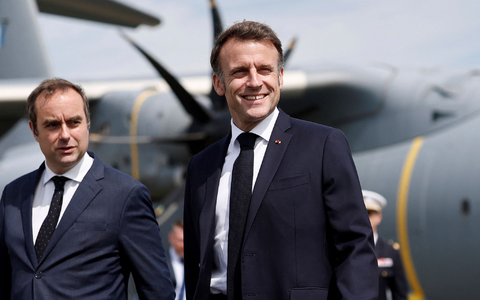 Lecornu (l.) soll nach dem Willen Macrons erst einmal weiter nach einer Lösung für die politische Krise suchen. (Archivbild) - Foto: Benoit Tessier/Reuters Pool/dpa