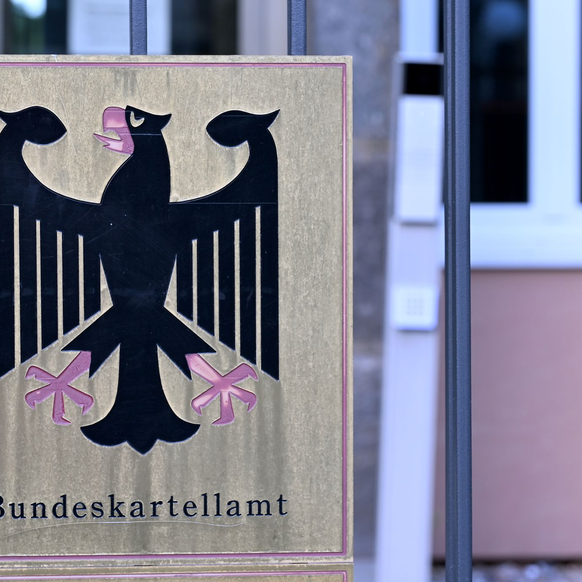 Das Bundeskartellamt hat die Preisänderungen der rund 15.000 Tankstellen in Deutschland im Blick. (Archivbild) - Foto: Wolf von Dewitz/dpa