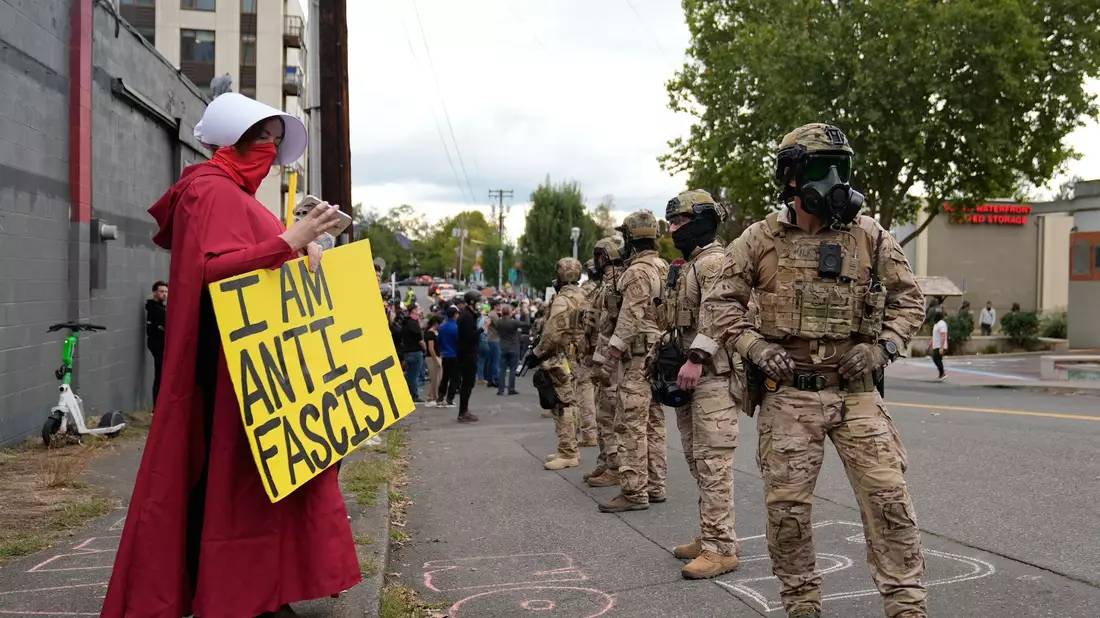 Gegen den Einsatz von Bundesbeamten in Chicago gibt es erhebliche Proteste. - Bild: Jenny Kane/AP/dpa