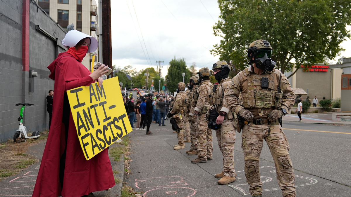 Gegen den Einsatz von Bundesbeamten in Chicago gibt es erhebliche Proteste. - Foto: Jenny Kane/AP/dpa