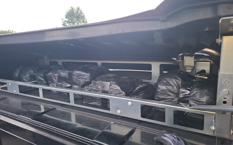 HZA-R: Versteck über der Fahrerkabine - Zöllner aus Furth im Wald stellen 16.000 Zigaretten und 1.000 Heets auf der A6 sicher - Foto: presseportal.de