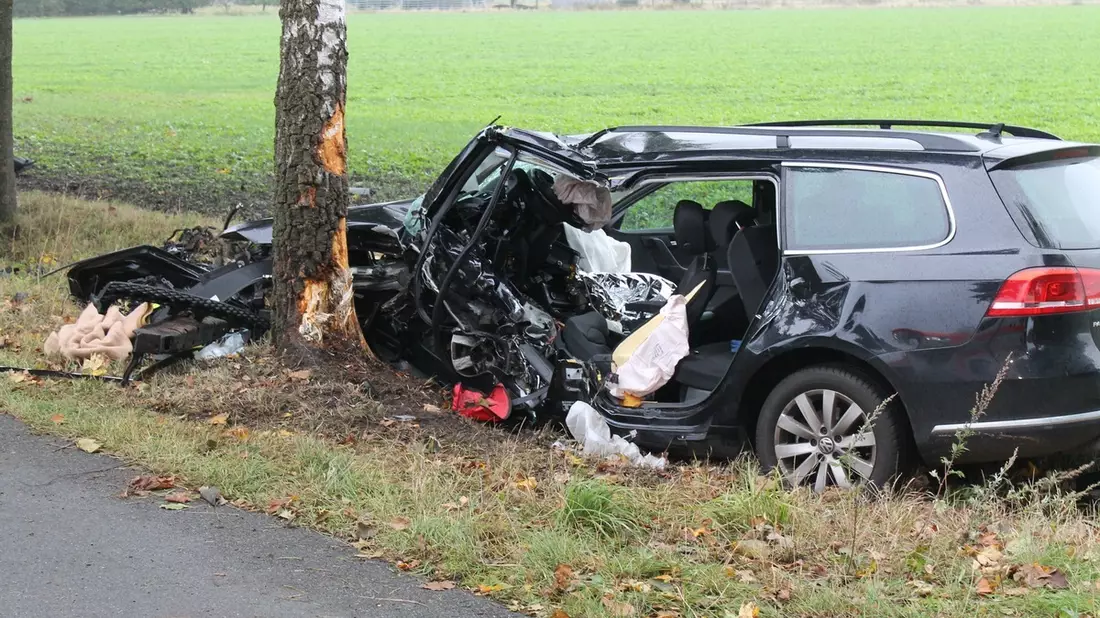 POL-ROW: ++ Schwerer Verkehrsunfall bei Anderlingen: 21-Jähriger mit Rettungshubschrauber in Klinik geflogen ++ - Bild: presseportal.de