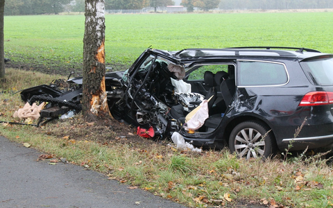POL-ROW: ++ Schwerer Verkehrsunfall bei Anderlingen: 21-Jähriger mit Rettungshubschrauber in Klinik geflogen ++ - Foto: presseportal.de