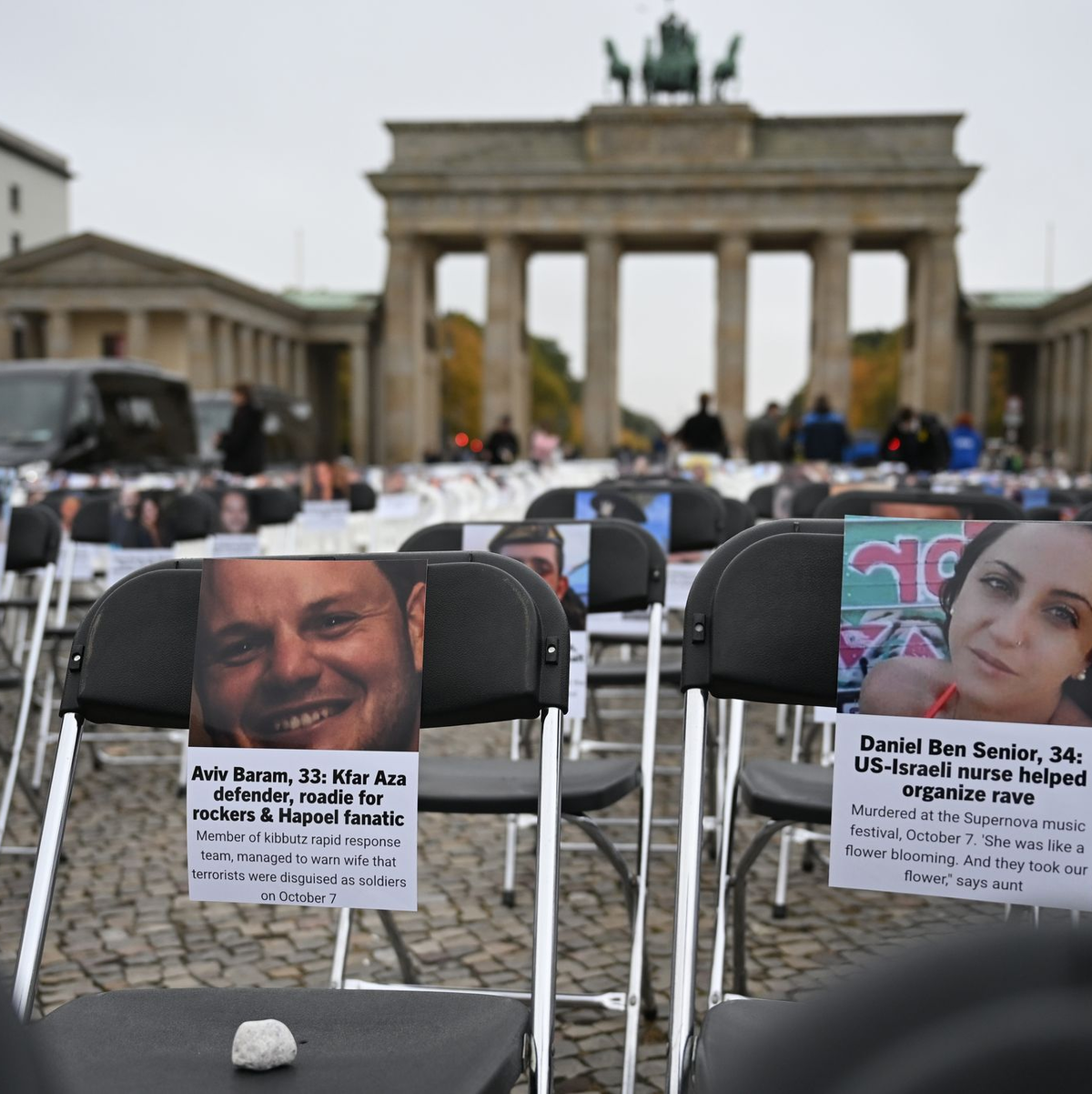 Rund 1.100 Stühle wurden vor Wahrzeichen aufgestellt. - Foto: Lilli Förter/dpa