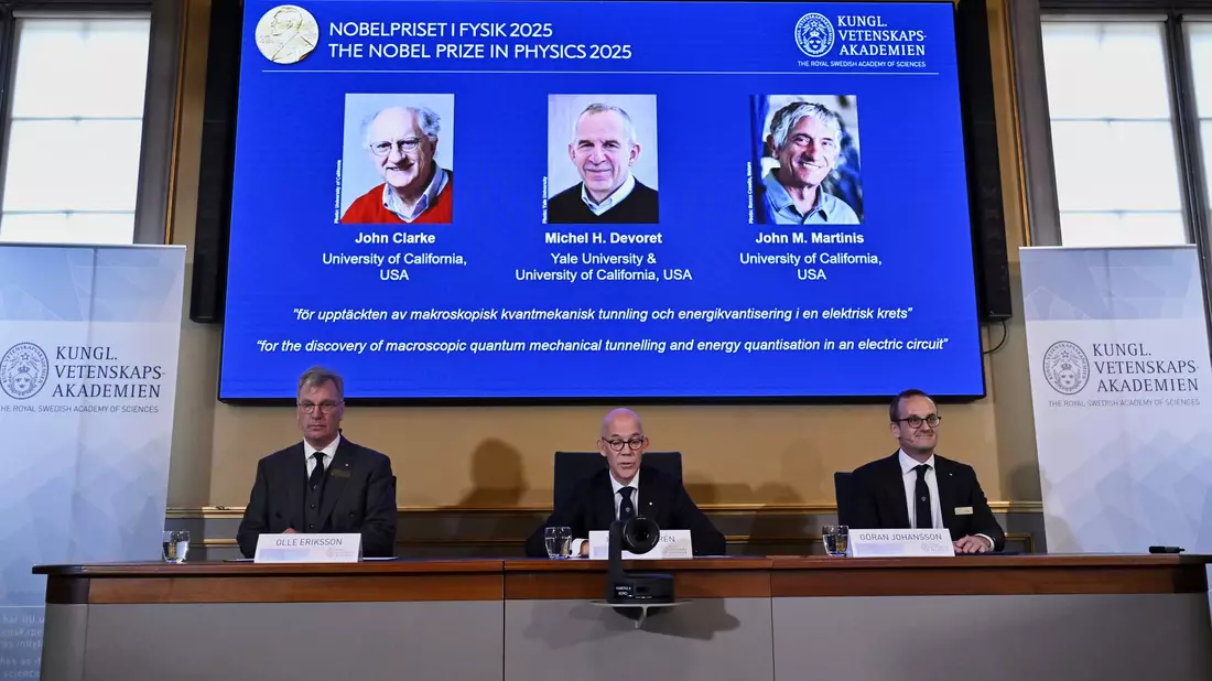 Den Nobelpreis für Physik erhalten 2025 die Quantenphysiker John Clarke, Michel Devoret und John Martinis.  - Bild: Claudio Bresciani/TT News Agency/AP/dpa