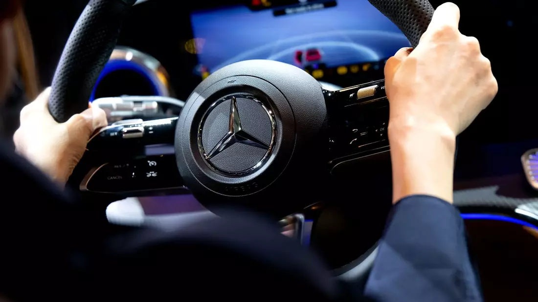 Mercedes-Benz hat erneut weniger Fahrzeuge verkauft. (Archivbild) - Bild: Sven Hoppe/dpa