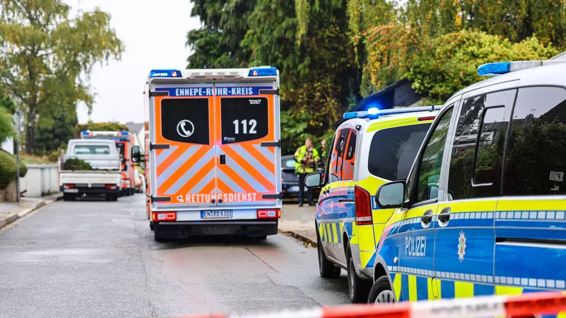 Die Frau war am Dienstag lebensgefährlich verletzt in ihrem Haus gefunden worden und mit einem Hubschrauber in eine Klinik gebracht worden. - Bild: Alex Talash/dpa