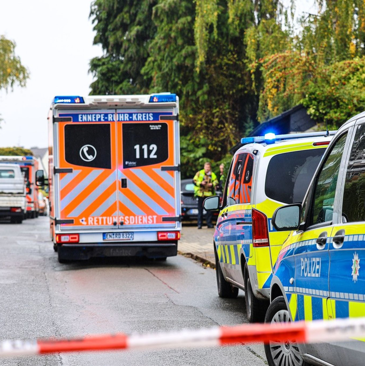 Mit einem Rettungshubschrauber wird die schwer verletzte Iris Stalzer ins Krankenhaus geflogen.  - Foto: Alex Talash/dpa