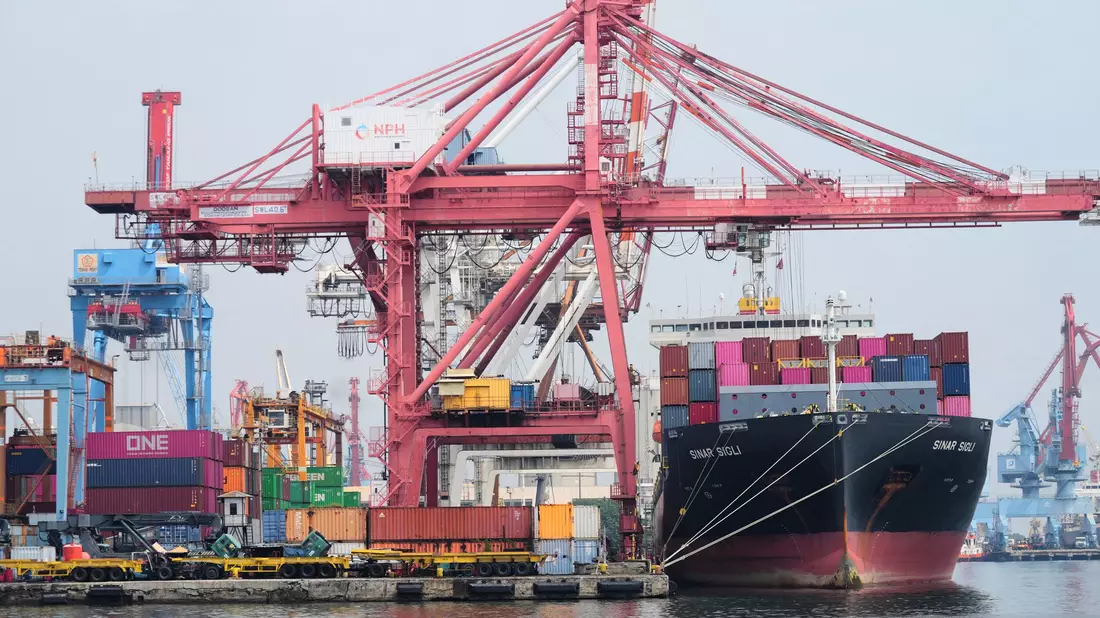 Die WTO rechnet mit einer deutlichen Abkühlung beim Wachstum des Welthandels 2026. (Symbolbild) - Bild: Tatan Syuflana/AP/dpa