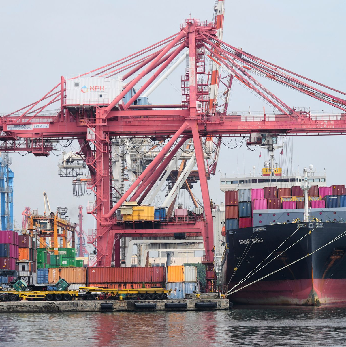 Auch die Weltwirtschaft dürfte nun laut IWF mit 3,3 Prozent etwas stärker zulegen. (Archivbild) - Foto: Tatan Syuflana/AP/dpa