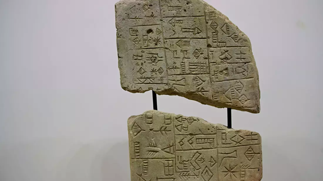 Artefakte wie dieser Steintafeln wurden in den vergangenen Jahren zurück in den Irak geholt. (Archivbild) - Bild: Hadi Mizban/AP/dpa