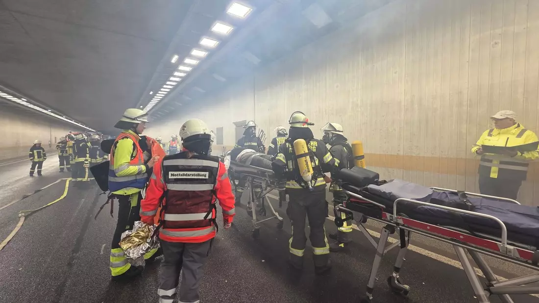 FW-AR: Schwerer Verkehrsunfall auf der BAB 46 im Tunnel Uentrop mit 3 verletzten Personen Großangelegte Rettungsübung im Tunnel der A46 bei Arnsberg - Bild: presseportal.de