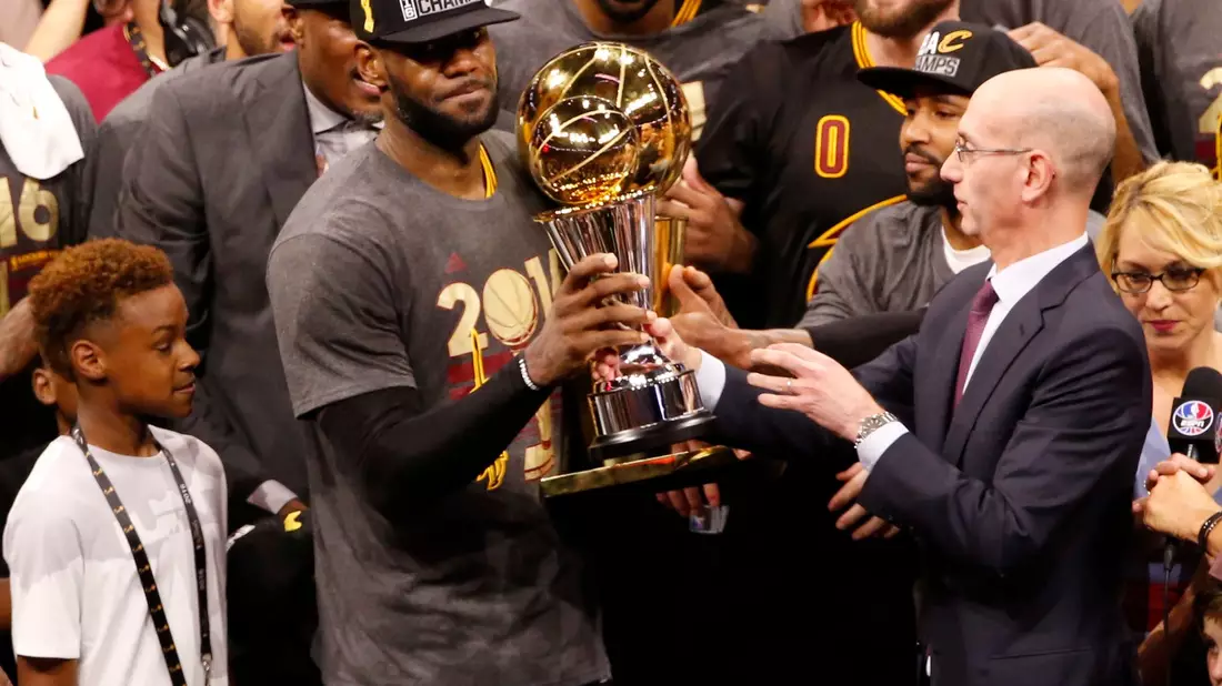 Sein größter Erfolg: James feiert den NBA-Titel 2016. - Bild: picture alliance / dpa