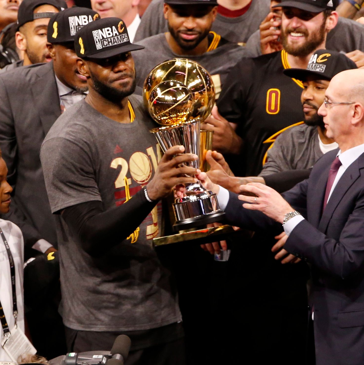 Sein größter Erfolg: James feiert den NBA-Titel 2016. - Foto: picture alliance / dpa