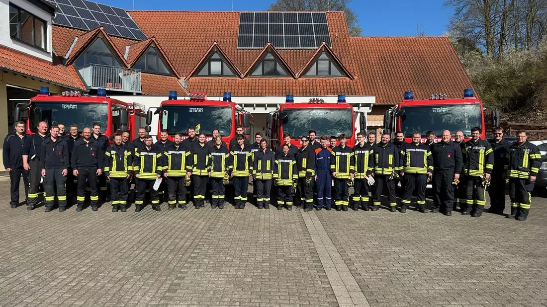 FW Beverungen: 26 Feuerwehrangehörige schließen Feuerwehr-Grundausbildung erfolgreich ab / Nachwuchskräfte aus Beverungen, Brakel und Höxter verstärken die Einsatzbereitschaft - Bild: presseportal.de