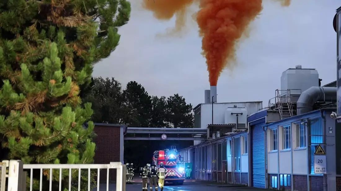 Feuerwehrleute berieten das weitere Vorgehen. - Bild: Ralf Hettler/dpa