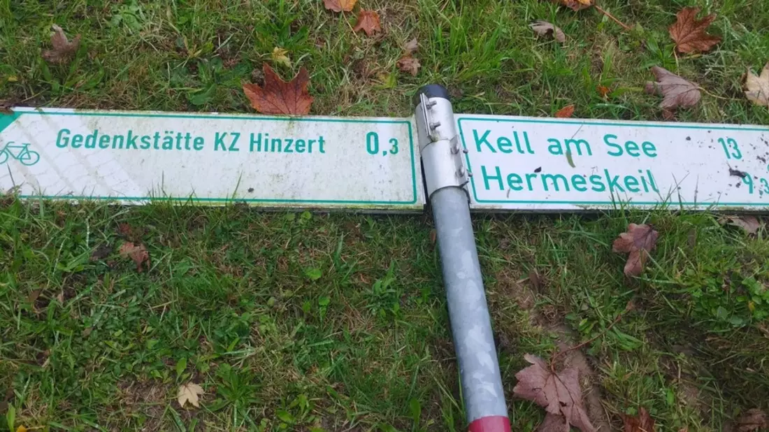 POL-PDTR: Gedenkstätte Hinzert - Schild am Radweg umgefahren und abgehauen - Bild: presseportal.de