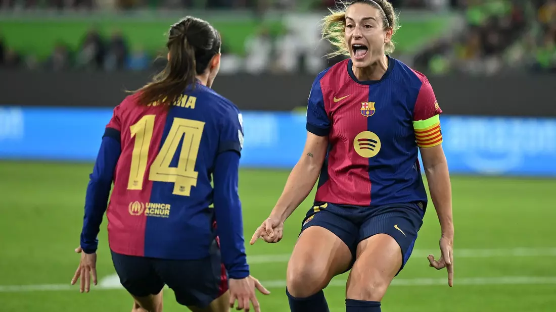 Die vielfach ausgezeichneten Aitana Bonmatí und Alexia Putellas jubeln auch gegen den FC Bayern (Archivbild)  - Bild: Swen Pförtner/dpa