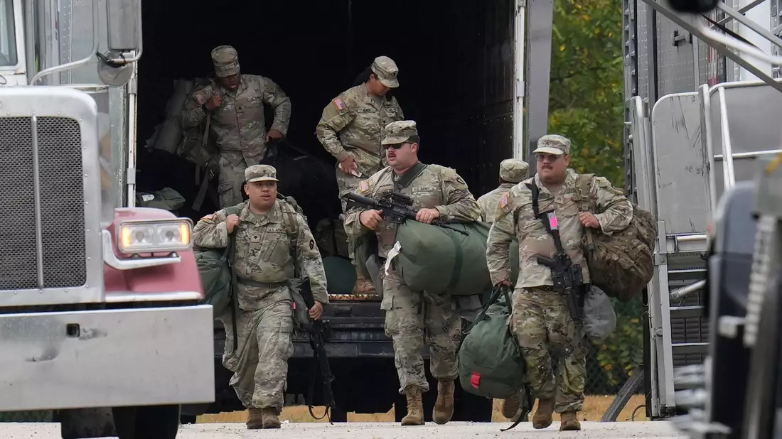 Nationalgardisten aus Texas sind nach Illinois gereist. Ob sie dort auch zum Einsatz kommen, ist unklar. - Bild: Erin Hooley/AP/dpa