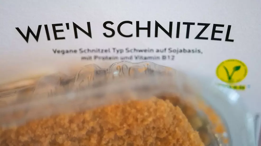 Auch Bezeichnungen, die an bekannte Begriffe wie «Wiener Schnitzel» erinnern, wären von dem Verbot betroffen. (Symbolbild)   - Bild: Marijan Murat/dpa