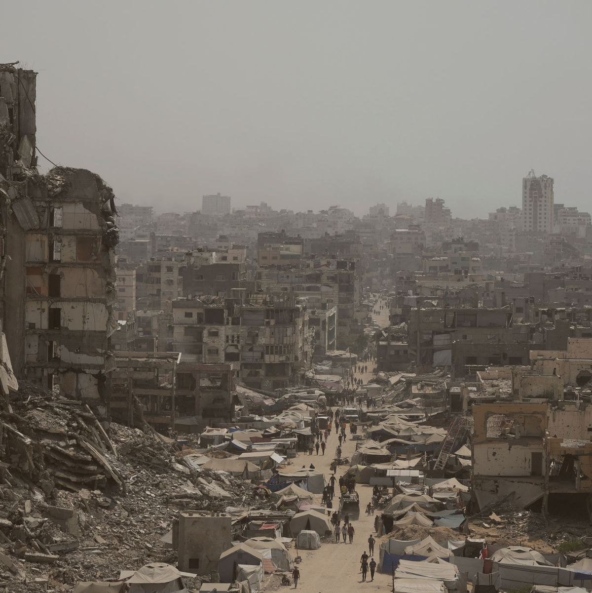 Nach zwei Jahren Krieg ist der Gazastreifen von Zerstörung gezeichnet. - Foto: Jehad Alshrafi/AP/dpa