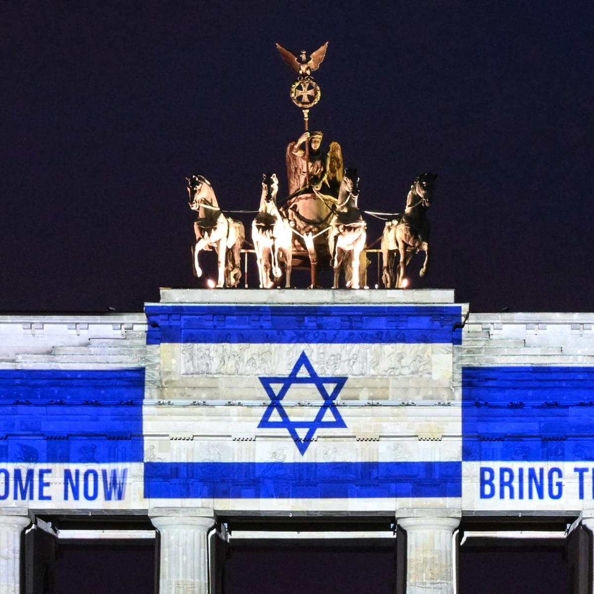Auch am Brandenburger Tor wurde der Geiseln gedacht und ihre Freilassung gefordert. - Foto: Britta Pedersen/dpa