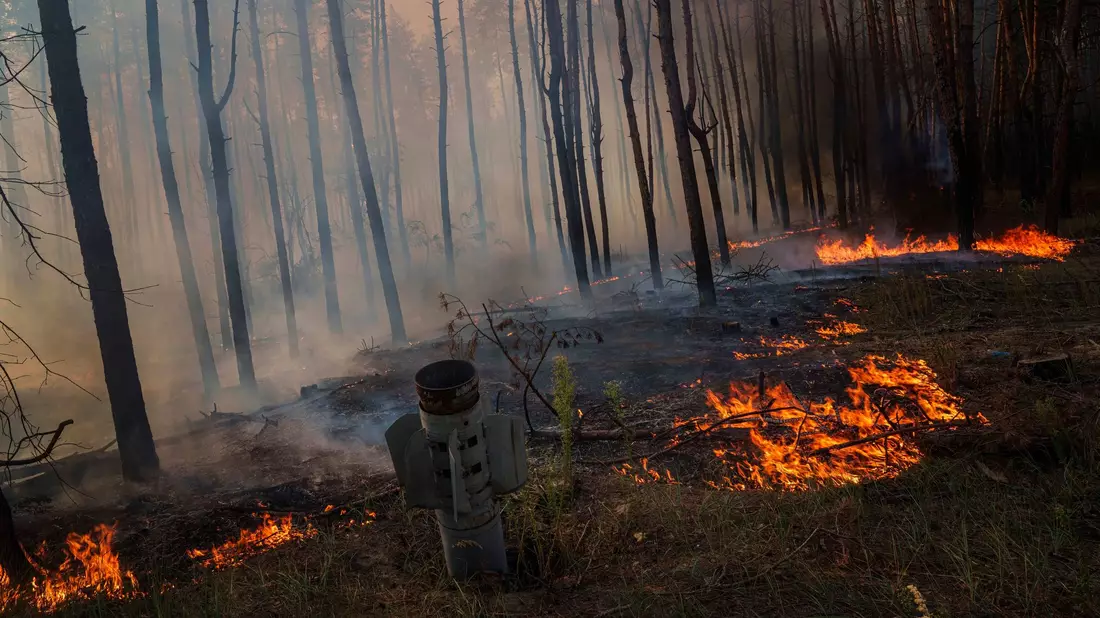 Abgebrannte Wälder, dazu Abgase von Militärfahrzeugen: Auch für das Klima ist der russische Angriffskrieg gegen die Ukraine eine Katastrophe. (Symbolbild) - Bild: Evgeniy Maloletka/AP/dpa