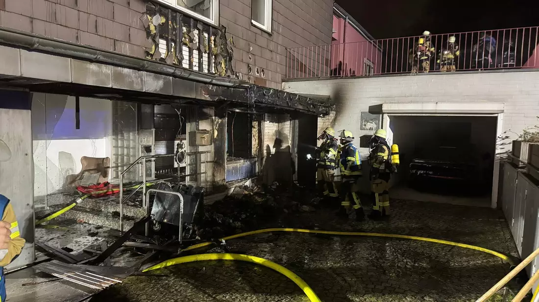 FW-E: Brand von Abfallcontainern greift auf Fassade über - 13 Personen aus Mehrfamilienhaus gerettet - Bild: presseportal.de