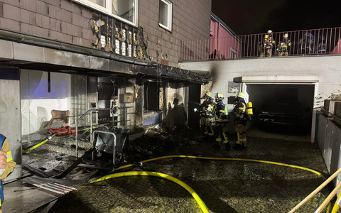 FW-E: Brand von Abfallcontainern greift auf Fassade über - 13 Personen aus Mehrfamilienhaus gerettet - Foto: presseportal.de
