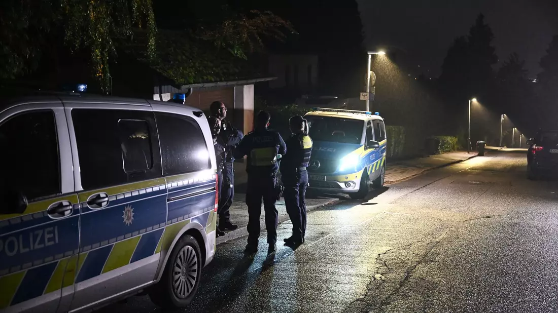 Auch am Morgen nach der Tat standen Polizeiautos vor dem Haus der Bürgermeisterin. - Bild: Bernd Thissen/dpa