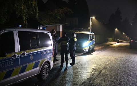 Auch am Morgen nach der Tat standen Polizeiautos vor dem Haus der Bürgermeisterin. - Foto: Bernd Thissen/dpa