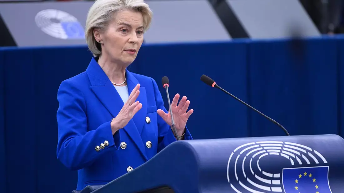EU-Kommissionspräsidentin Ursula von der Leyen hatte sich bereits im Juli einem Misstrauensvotum stellen müssen. (Archivbild) - Bild: Pascal Bastien/AP/dpa