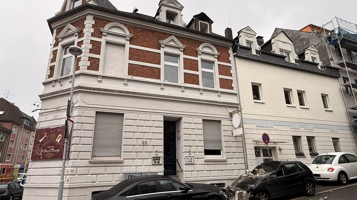 FW-MH: Fassadenteile stürzen von Dachgaube - Gebäude geräumt, keine Verletzten - Foto: presseportal.de