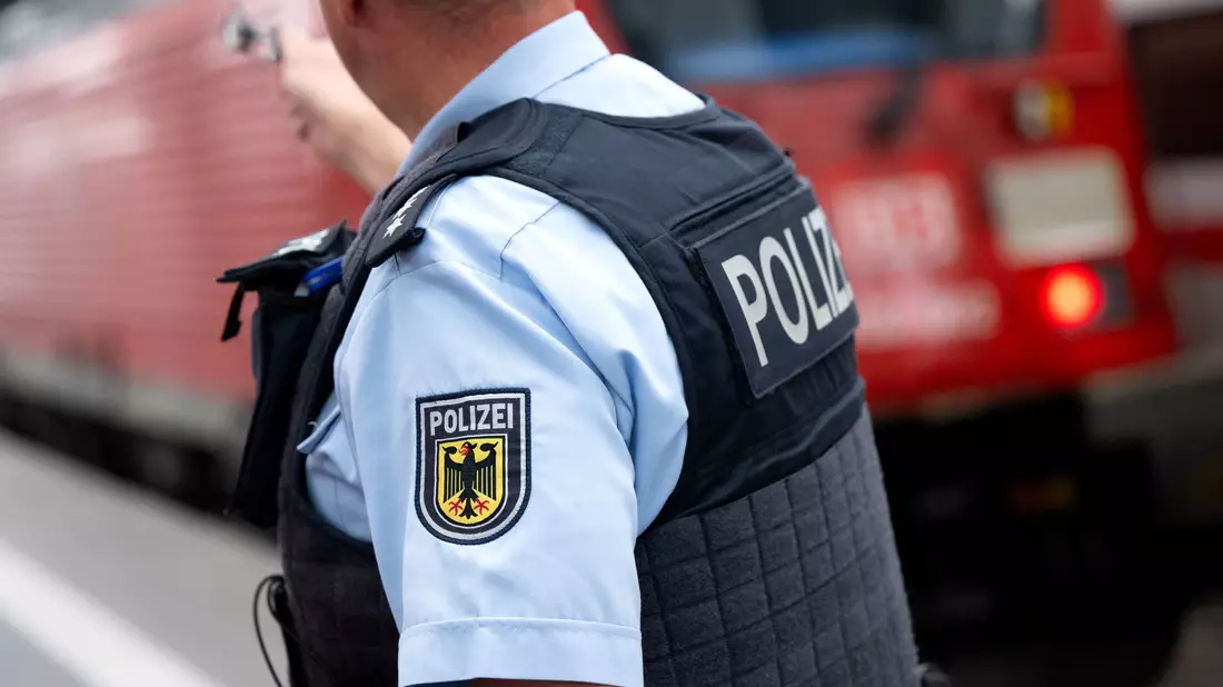 Hunderte Einsatzkräfte durchsuchten Wohnungen. (Symbolbild) - Bild: Sven Hoppe/dpa